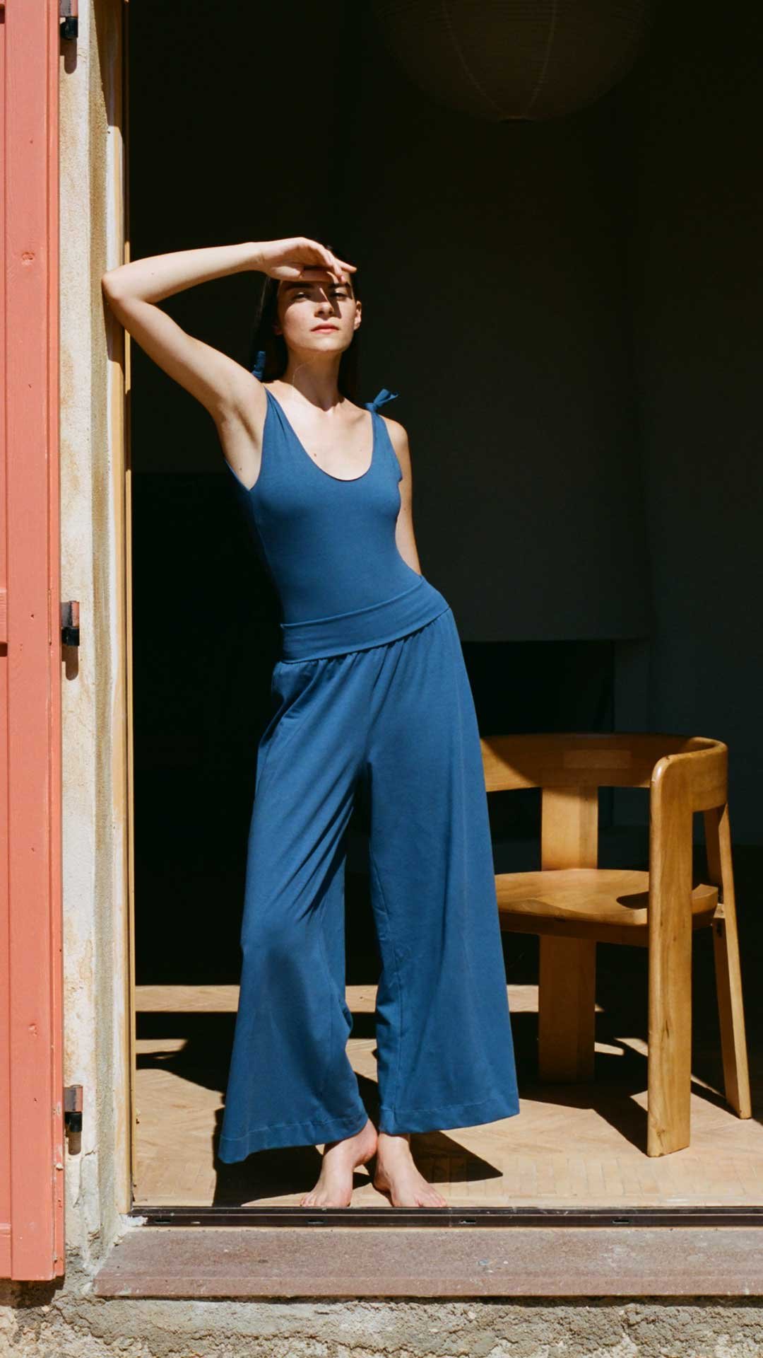 Pantalone a palazzo modello Basiluzzo ISOLE&VULCANI, cotone biologico certificato, design a taglio vivo senza cuciture e vestibilità fluida.